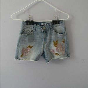Kensie Jeans light wash flower embroidered jean shorts